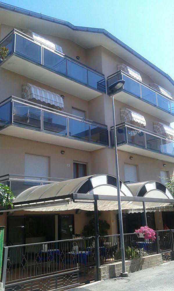 Hotel Gialpina Viserba Di Rimini Exterior photo